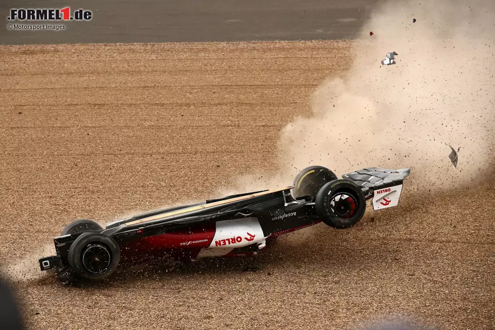 Foto zur News: 9. Großbritannien 2022: Der Grand Prix von Guanyu Zhou (Alfa Romeo) dauert nur wenige Meter, bevor er sich nach einer Berührung mit George Russell (Mercedes) überschlägt und hinter der Streckenbegrenzung im Fangzaun landet. Weiter hinten gibt es eine weitere Kollision zwischen Sebastian Vettel (Aston Martin) und Alex Albon (Williams).