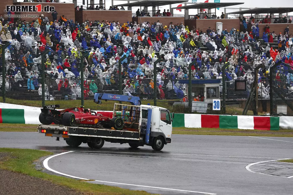 Foto zur News: 8. Japan 2022: Das Rennen in Suzuka beginnt im strömenden Regen und findet schnell ein Opfer. Carlos Sainz verliert sein Auto in der schnellen Kurve 12 außer Kontrolle und schlägt in die Streckenbegrenzung ein. Der Ferrari-Pilot hat Glück, dass ihn bei schlechter Sicht kein anderer Fahrer trifft, als er auf der Strecke liegen bleibt.