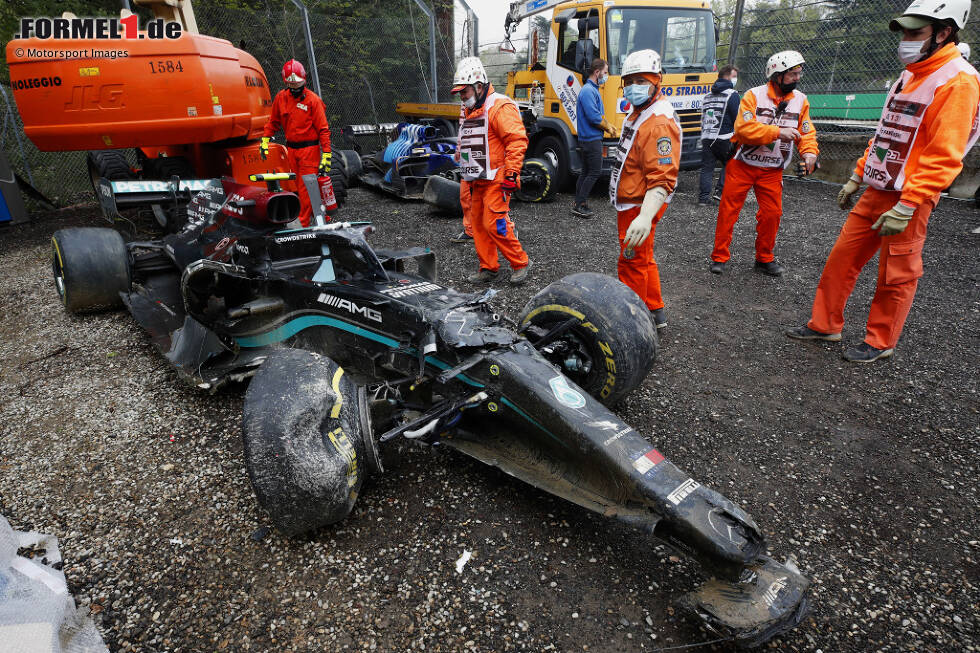 Foto zur News: 15. Emilia-Romagna 2021: Nicht einig werden sich Valtteri Bottas (Mercedes) und George Russell (Williams). Beide kollidieren auf dem Weg in die erste Kurve und geben sich gegenseitig die Schuld. Russell hatte die Kontrolle verloren, macht dafür aber ein Manöver von Bottas verantwortlich.