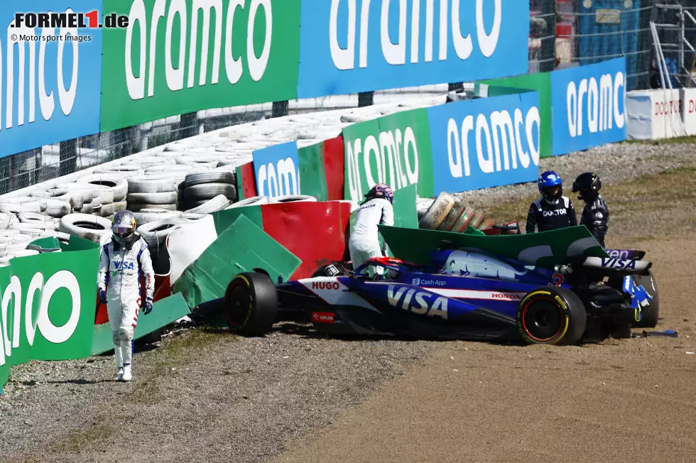 Foto zur News: 3. Japan 2024: In der ersten Runde des Rennens von Suzuka kollidieren Daniel Ricciardo (Racing Bulls) und Alexander Albon (Williams) in Kurve 3 miteinander. Albon wird dabei unter den Reifenstapeln begraben, sodass die Streckenbegrenzung erst einmal repariert werden muss.