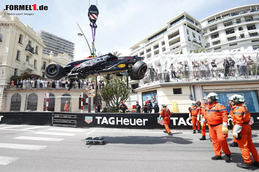 Foto zur News: 2. Monaco 2024: Gleich nach dem Start kommt es auf dem Weg zum Casino hoch zu einer Kollision zwischen Kevin Magnussen (Haas) und Sergio Perez (Red Bull), die sich bei Vollspeed verhaken. Perez dreht sich und räumt auch Nico Hülkenberg (Haas) mit ab. Vor allem der Red Bull ist danach Kernschrott.