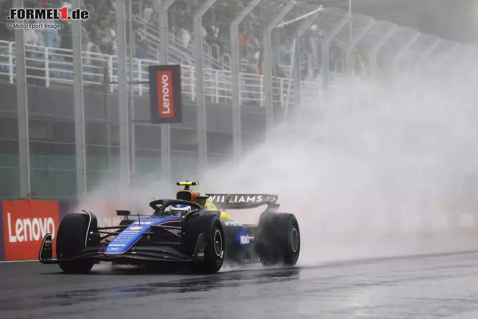 Foto zur News: 1. Brasilien 2024: Nachdem die Williams-Crew sein Auto erst nach dem Qualiunfall am Morgen aufgebaut hatte, leistet sich Franco Colapinto im Rennen den nächsten Patzer und fliegt bei nassen Bedingungen hinter dem Safety-Car ab. Das Rennen war zu dem Zeitpunkt wegen zu starken Regens neutralisiert.