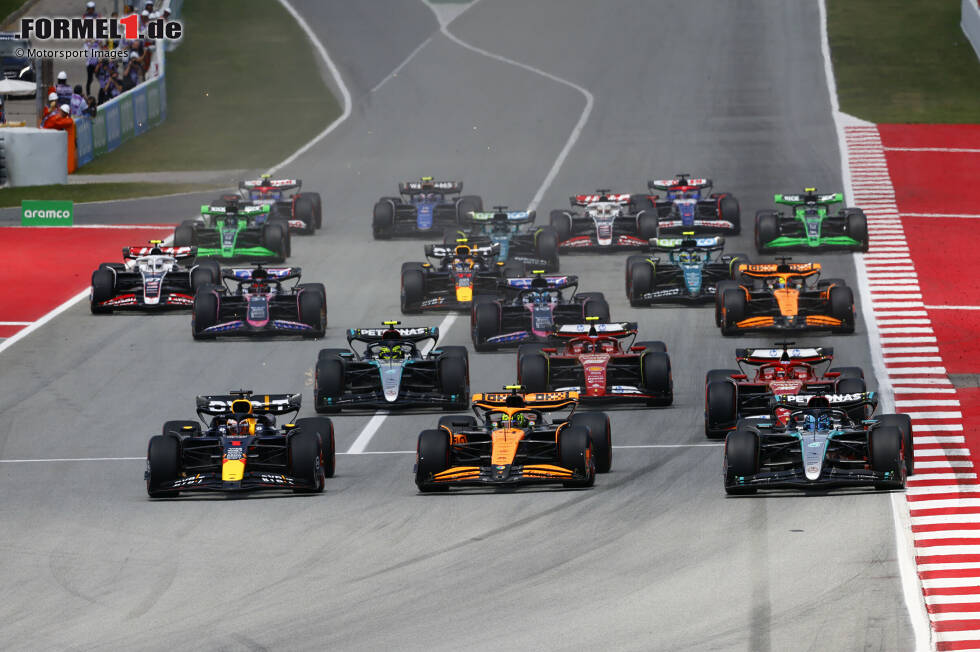 Foto zur News: Spanien: Trotz Poleposition verliert Norris den Start gegen Verstappen und auch Russell, der von Platz vier alle überholt. Während Verstappen das Missgeschick schnell ausbügelt und den Mercedes überholt, findet Norris zu lange keinen Weg vorbei an seinem Landsmann.