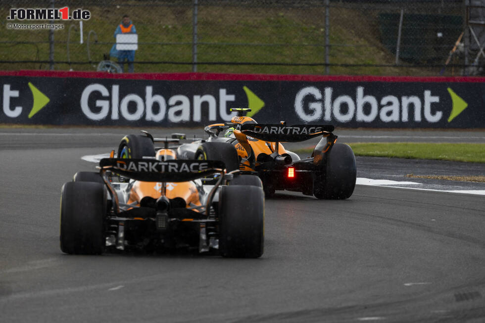 Foto zur News: Großbritannien: Hier vergibt McLaren gleich mehrfach den Sieg. Weil man keinen Doppelstopp machen möchte, muss Oscar Piastri noch eine weitere Runde mit Slicks auf nasser Piste rumeiern. Dadurch verliert er eine Menge Zeit - Zeit, die am Ende auf den Sieg fehlt. Denn als er endlich in die Box kommt, ist Norris praktisch schon wieder dran.