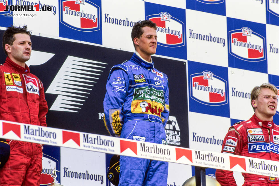 Foto zur News: 7 Siege: Michael Schumacher in Imola. 1994 gewinnt Schumacher erstmals den San-Marino-Grand-Prix, aber die Mienen auf dem Podium sprechen Bände: Senna ist tödlich verunglückt im Rennen, Roland Ratzenberger tags davor im Qualifying. Ab 1999 holt &quot;Schumi&quot; sechs weitere Imola-Siege für Ferrari.