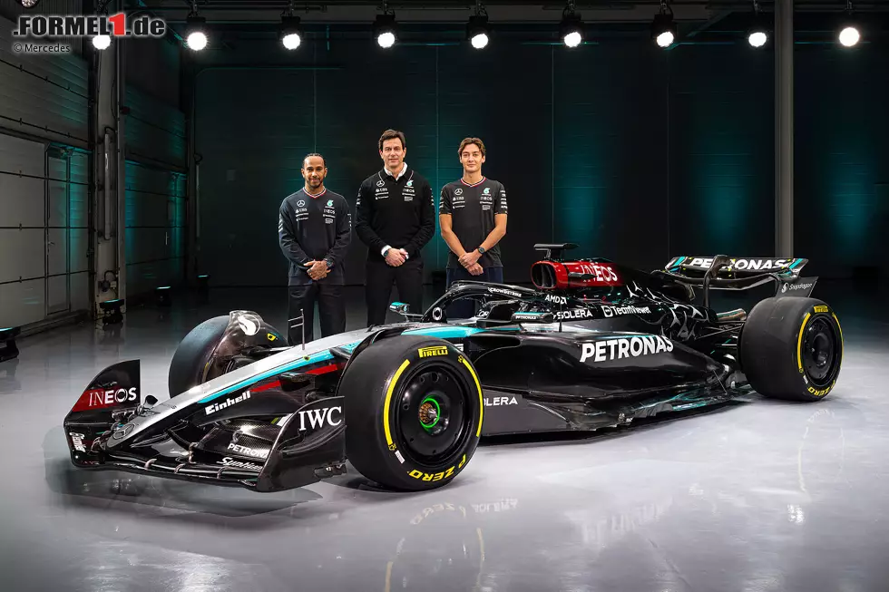 Foto zur News: ... Mercedes-Familienfoto der Fahrer mit Teamchef Toto Wolff wird also anders aussehen. Wie genau und wann, dazu gibt es bislang keinen offiziellen &quot;Fahrplan&quot;. Russell aber verbleibt bis mindestens Ende 2025 im Team.