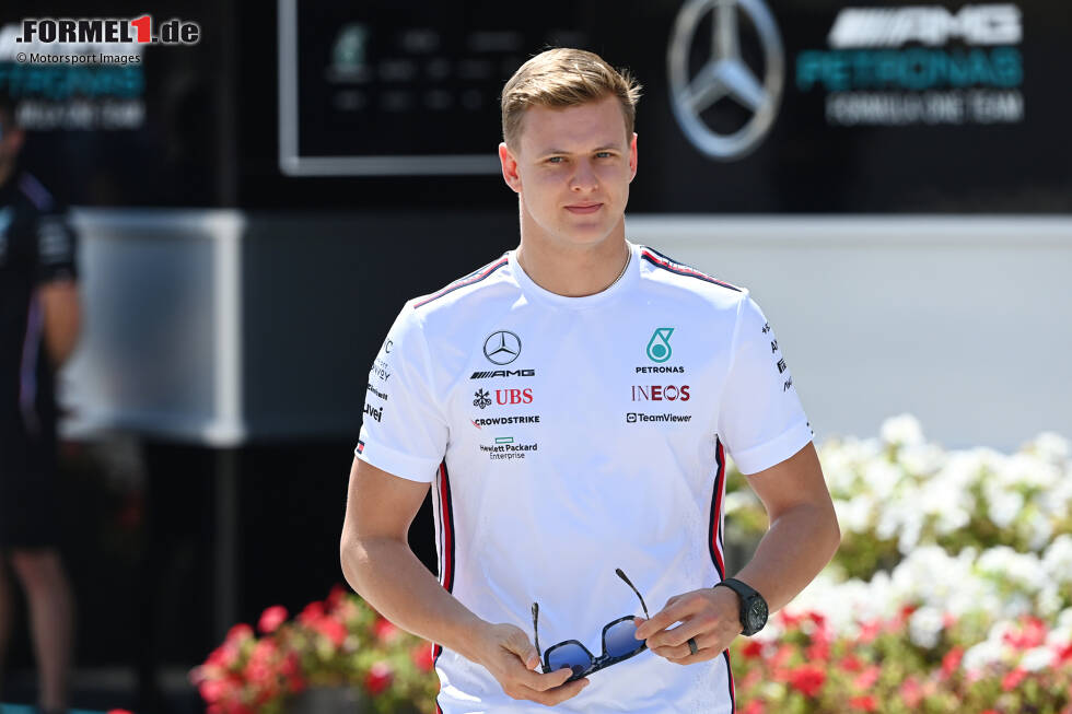 Foto zur News: Nach dem Aus bei Haas wird Mick Schumacher noch im Winter 2022 als Test- und Ersatzfahrer bei Mercedes bestätigt.