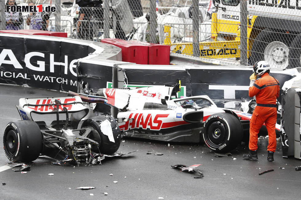 Foto zur News: Zwei Rennen später in Monaco der nächste große Crash: Mick Schumacher verunfallt im Grand Prix in der schnellen Schwimmbad-Passage und zerlegt seinen Haas VF-22 in zwei Teile. Er selbst bleibt wieder unverletzt, aber der Druck wächst zunehmend: Mick Schumacher ist noch immer ohne Punkte.