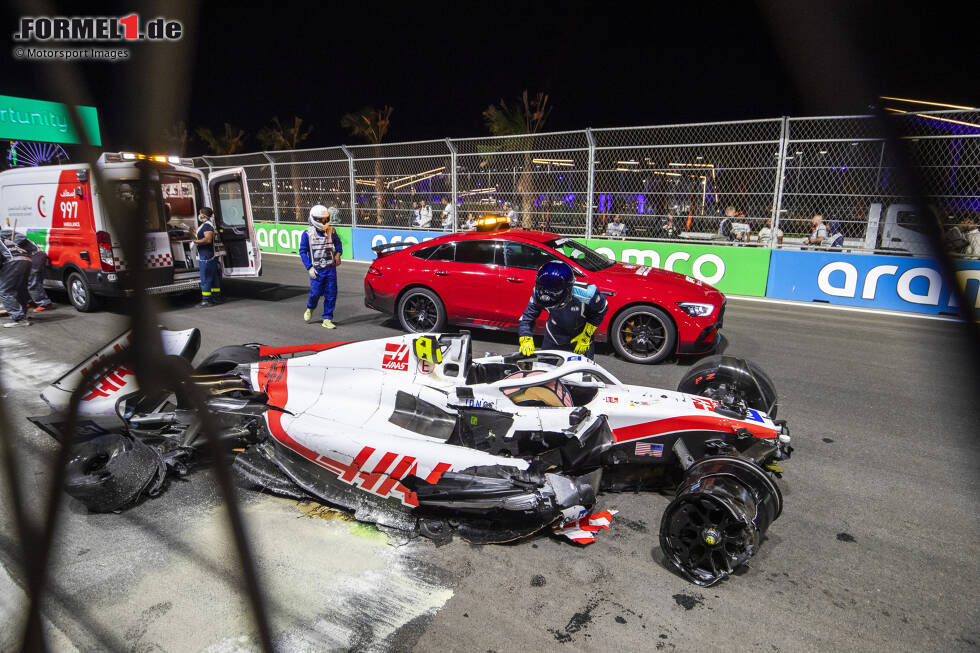 Foto zur News: 2022 fährt Mick Schumacher wieder für Haas, doch die Saison beginnt nicht gut: Bereits beim zweiten Rennen in Saudi-Arabien verunfallt er schwer im Qualifying und zerstört sein Auto. Aus Sicherheitsgründen lässt das Team ihn im Rennen pausieren. Schumacher selbst bleibt unverletzt.