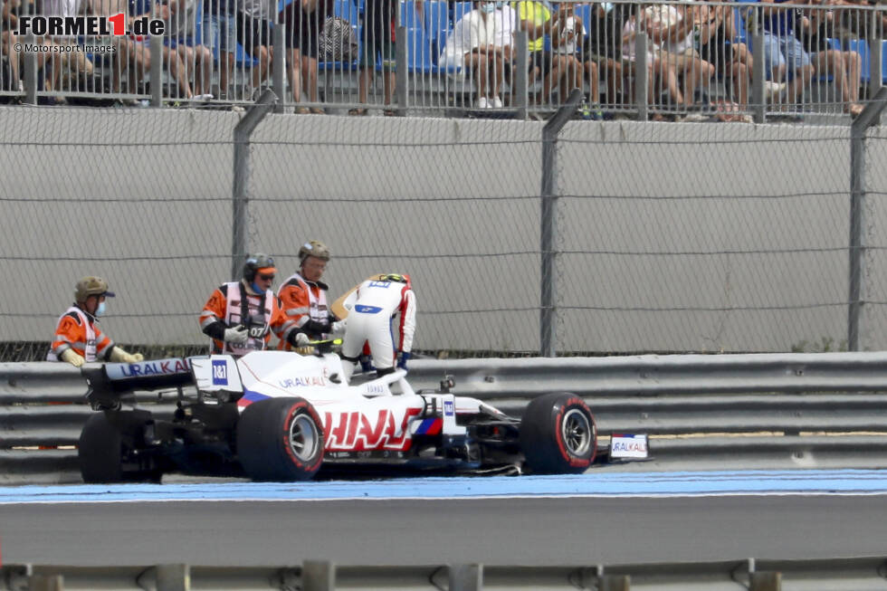 Foto zur News: Nur wenige Wochen später der nächste Abflug, dieses Mal in Le Castellet und im Qualifying: Am Ende von Q1 kracht Mick Schumacher in die Leitplanken. Besonders bitter ist das, weil er sich erstmals für das zweite Segment qualifiziert hat, aufgrund des Unfalls aber nicht an Q2 teilnehmen kann.