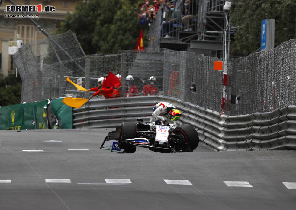 Foto zur News: Mick Schumachers erster größerer Crash ereignet sich im dritten Freien Training in Monaco: Er verliert das Auto und schlägt hart in die Leitplanken ein. Durch den Unfall verpasst er das Qualifying und startet als Letzter ins Rennen.