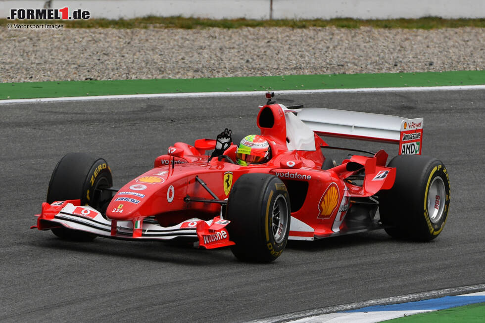 Foto zur News: Beim bislang letzten Deutschland-Grand-Prix 2019 in Hockenheim sorgt Mick Schumacher für Gänsehaut-Atmosphäre im Motodrom, als er im Ferrari F2004 seines Vaters Michael Schumacher einige Demorunden dreht - zur Hälfte mit dem Helmdesign, mit dem &quot;Schumi&quot; einst zum siebten Mal Weltmeister wurde.