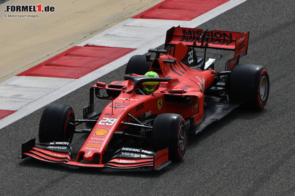 Foto zur News: Tatsächlich sitzt Mick Schumacher schon im April 2019 erstmals in einem Formel-1-Auto, und dann gleich in einem Ferrari! In Bahrain bekommt er einen Testtag im Ferrari SF90 und ...