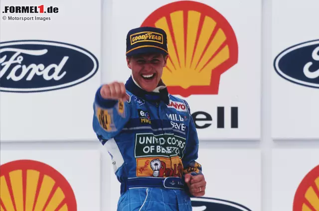 Foto zur News: Sao Paulo (Brasilien): Benetton-Fahrer Michael Schumacher gewinnt den Saisonauftakt 1994. Sein Vorsprung im Ziel: eine Runde auf Damon Hill im Williams, nachdem Favorit Ayrton Senna an zweiter Stelle ausgeschieden ist. "Schumi" übernimmt erstmals die Führung in der Formel-1-Gesamtwertung.