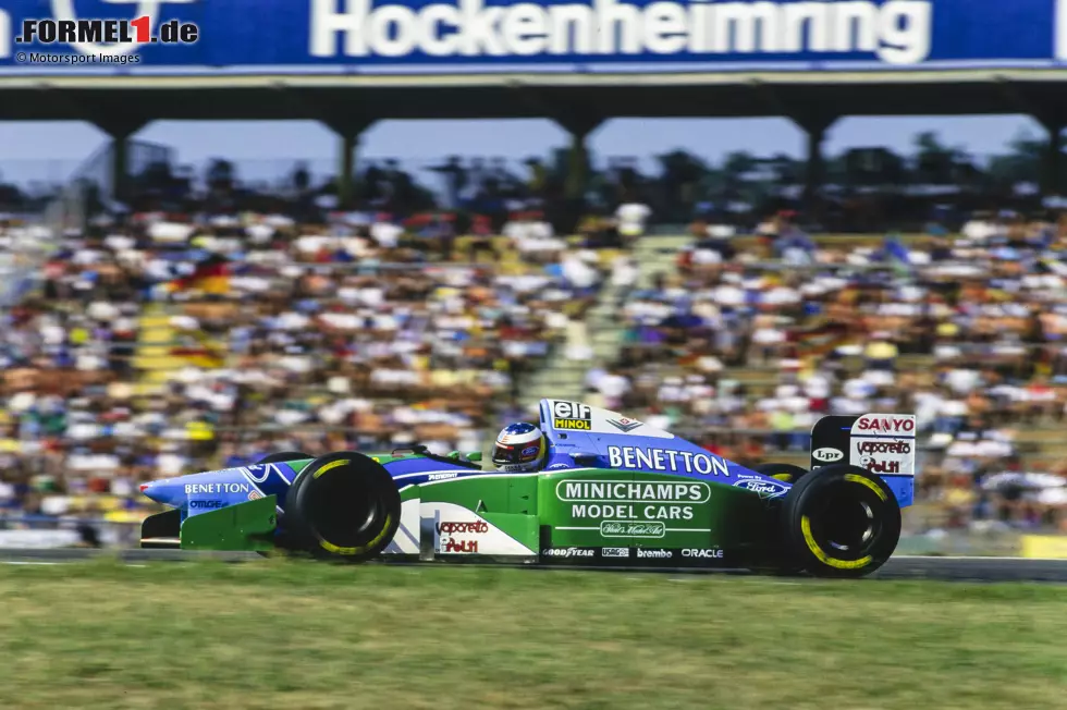 Foto zur News: Hockenheim (Deutschland): Das Heimrennen wird für Schumacher zum Fiasko: Gegen Rennhälfte spielt der Ford-V8-Motor im Heck des Benetton nicht mehr mit und Schumacher fällt aus. Mit Berger gewinnt Ferrari erstmals seit 1990 wieder einen Formel-1-Grand-Prix, Hill punktet nicht.