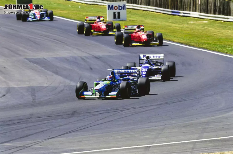 Foto zur News: Silverstone (England): In der Aufwärmrunde geht Schumacher regelwidrig an Pole-Mann Hill vorbei. Die Sportkommissare verhängen eine Stop-and-Go-Strafe, die Schumacher aber nicht antritt. Er sieht die schwarze Flagge und ignoriert sie. Und das hat Folgen, denn ...