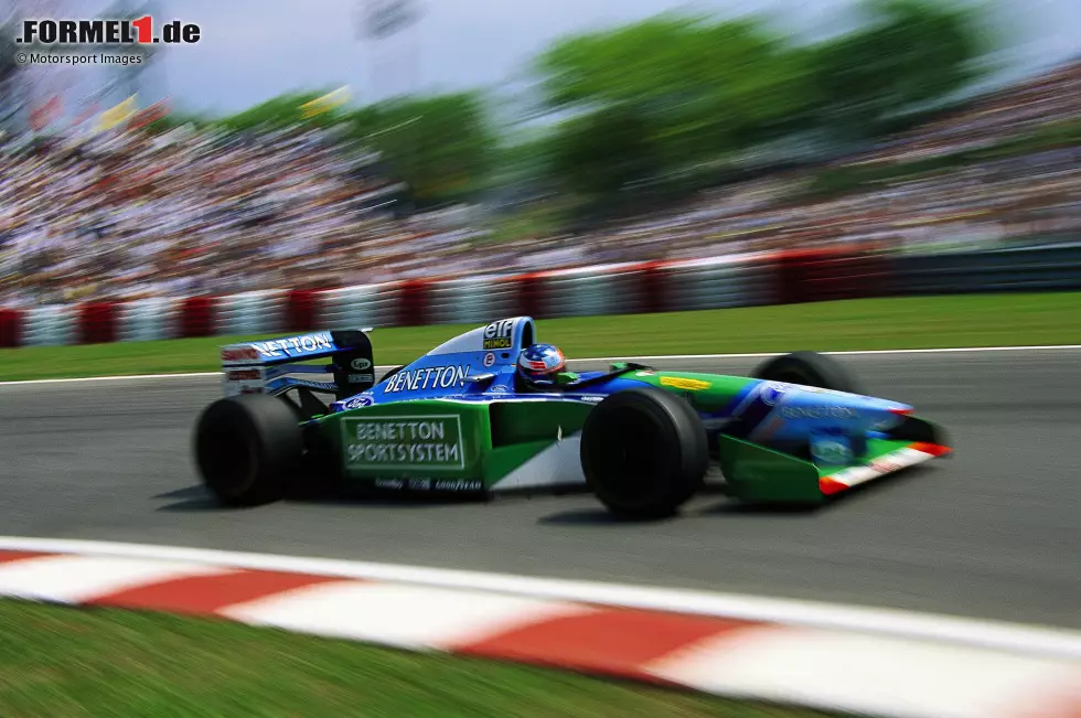 Foto zur News: Montreal (Kanada): Schumacher holt die Poleposition und fährt mit 40 Sekunden Vorsprung auf Hill zum Sieg. Er scherzt: &quot;Dieses Mal hatte ich alle Gänge und konnte machen, was ich wollte!&quot;