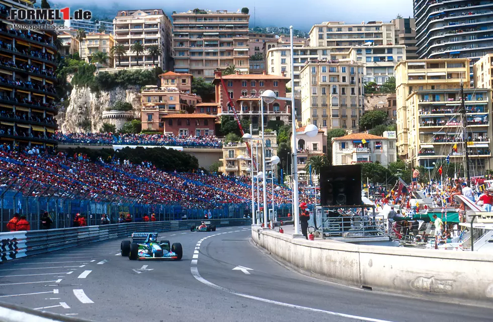 Foto zur News: Im Qualifying sichert sich Schumacher seine erste Poleposition in der Formel 1, Startplatz eins aber bleibt leer: als Hommage an Senna. Schumacher gewinnt überlegen vor Martin Brundle im McLaren und Berger im Ferrari und ist erstmals in Monaco siegreich. Vierter Erfolg im vierten Rennen!