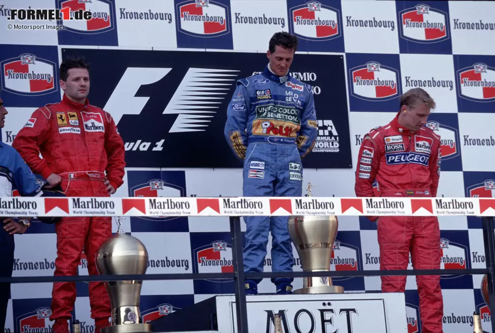 Foto zur News: ... Schumacher gewinnt vor Nicola Larini im Ferrari und Mika Häkkinen im McLaren. Erst nach der Siegerehrung trifft die Nachricht vom Tod Sennas im Formel-1-Fahrerlager ein. Schumacher ist bestürzt: Senna war für ihn ein Idol.