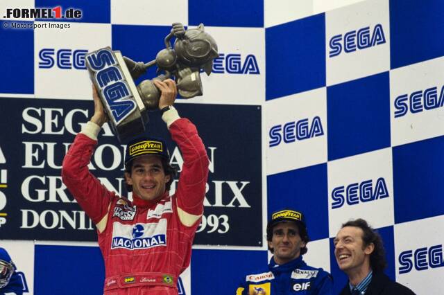 Foto zur News: Donington 1993: Ayrton Senna gewinnt ein verrücktes Regenrennen beim einzigen Formel-1-Gastspiel auf der englischen Strecke. Einzigartig ist auch der Siegerpokal des Sponsors Sega: Der Spielekonsolen-Hersteller hat darauf seine Spielfigur "Sonic the Hedgehog" verewigt.