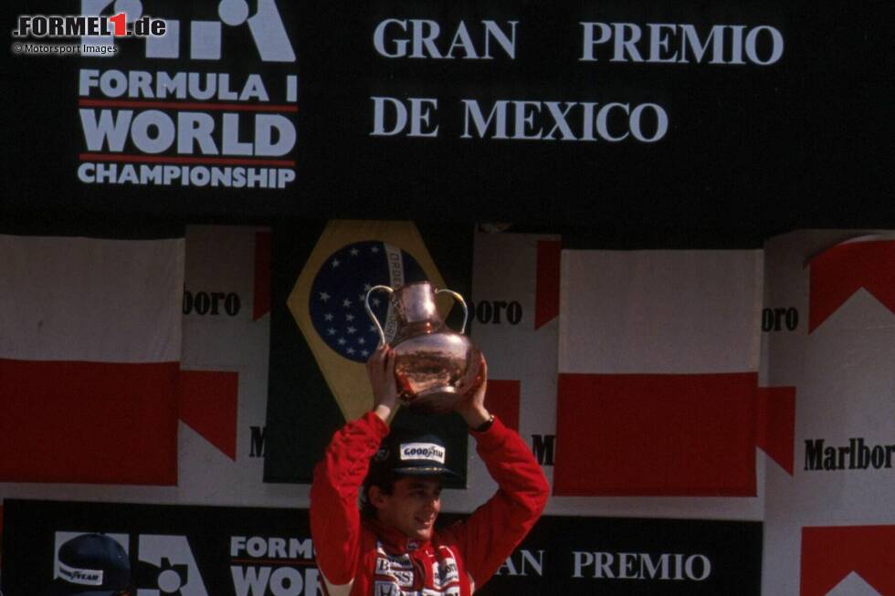 Foto zur News: Mexiko-Stadt 1989: Einen ungewöhnlichen Pokal stemmt Ayrton Senna nach dem Mexiko-Grand-Prix in die Höhe. Es handelt sich um einen Kupfer-Kessel, der wie ein alter Spucknapf aussieht. Senna scheint es zu gefallen: Er lässt sich eine Replik anfertigen, weil das Original zu McLaren wandert!