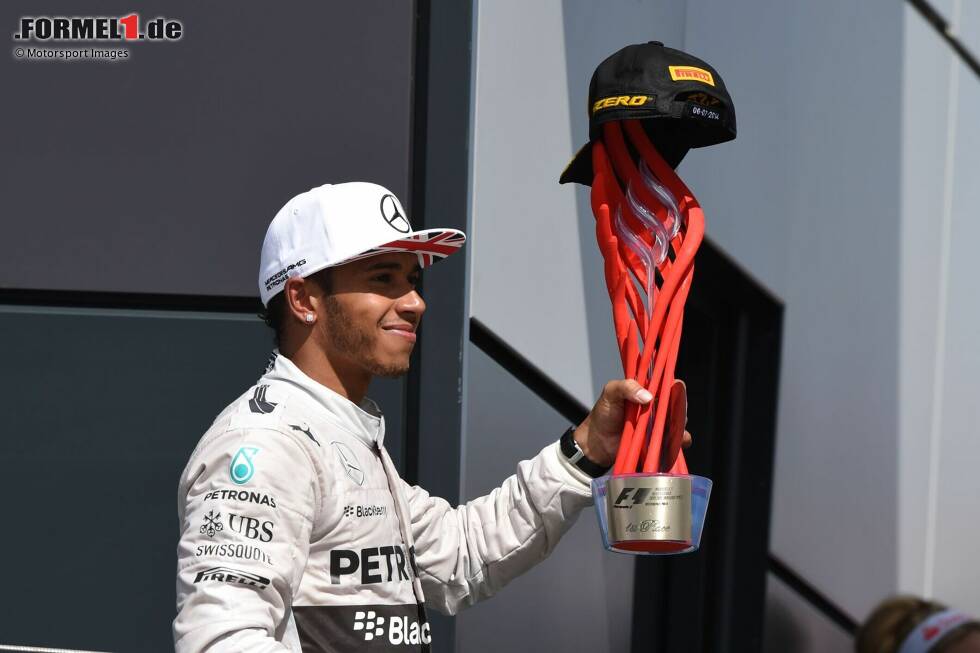 Foto zur News: Silverstone 2014: Jahrzehntelang gibt es beim britischen Grand Prix eine Goldtrophäe, aber dann macht Sponsor Santander sein eigenes Ding (siehe Foto) - prompt beschwert sich Lewis Hamilton. Den Traditionspokal bekommt er später doch und zusätzlich, aber nicht auf dem Podium, sondern in der Pressekonferenz.