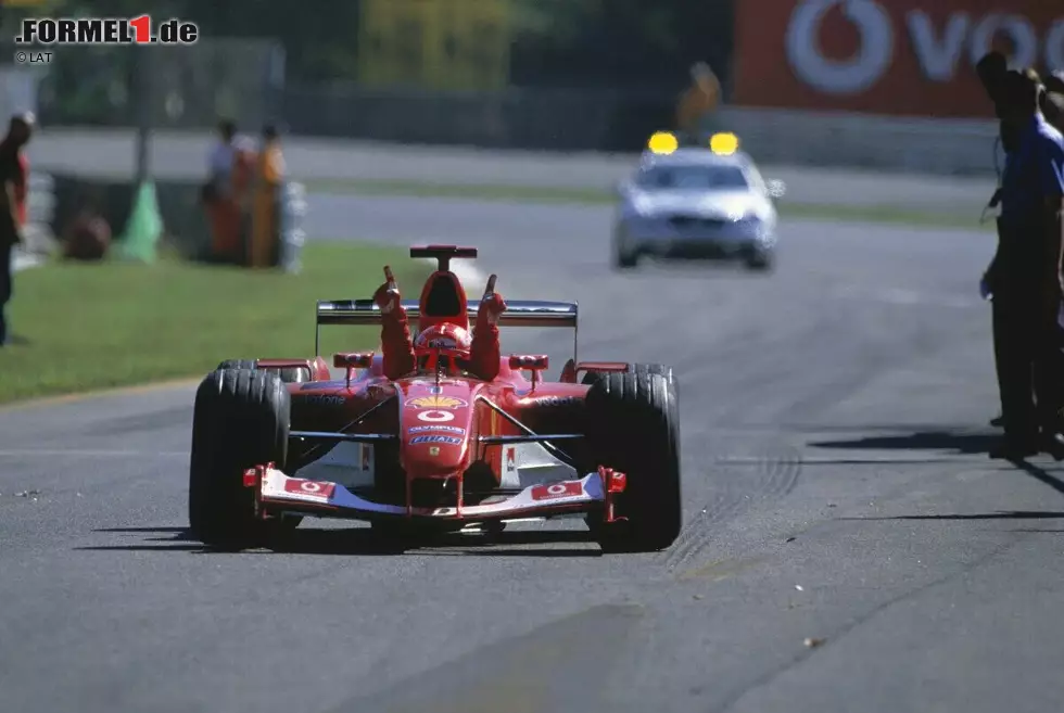 Foto zur News: Zur Freude der Heimfans lässt sich danach Michael Schumacher (Ferrari) weder am Samstag, noch am Sonntag von Rang eins verdrängen. McLaren macht mit Kimi Räikkönen in Indianapolis den Vierer perfekt. Auf den hatten Fans übrigens fast zehn Jahre warten müssen.