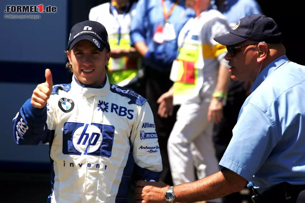 Foto zur News: Wir springen ins Jahr 2005. Dort beginnt Kimi Räikkönen (McLaren) die Serie mit seiner Pole in Monaco, bevor Nick Heidfelds Stunde beim Heimspiel am Nürburgring schlägt. Der Deutsche holt im BMW-Williams seine einzige Pole, doch der Sieg am Sonntag bliebt aus - bis zum Karriereende des Mönchengladbacher.