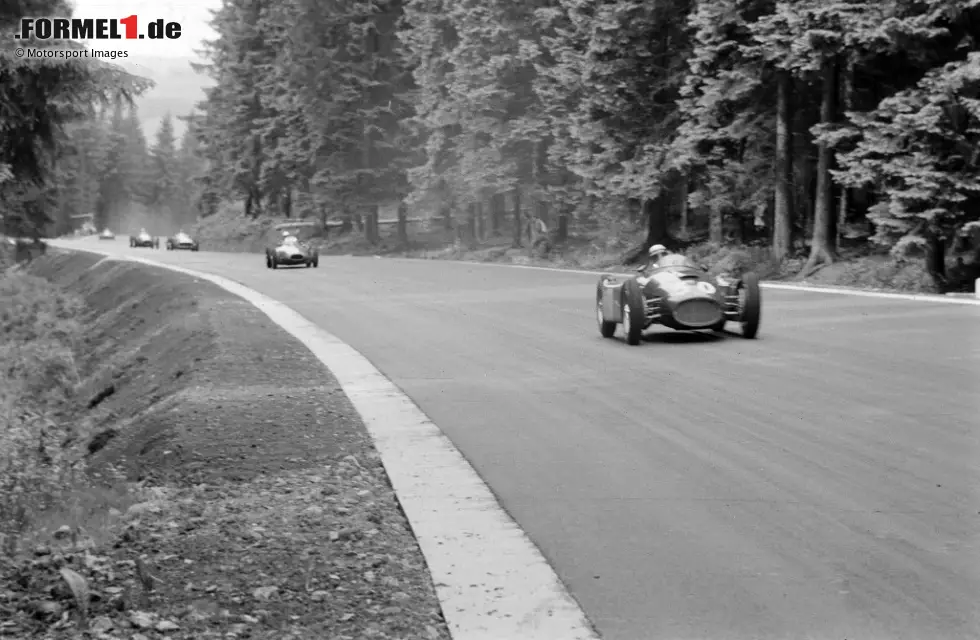 Foto zur News: In Spa ist es der Italiener Eugenio Castellotti in einem Lancia, bevor er den Rest der Saison für Ferrari fährt. Dazwischen gibt es aber noch die Pole für Jerry Hoyt (Stevens-Offenhauser) beim Indy 500. Dort sind die F1-Teams und -Fahrer gar nicht am Start, trotzdem zählt das Rennen zur WM und damit für diese Statistik.