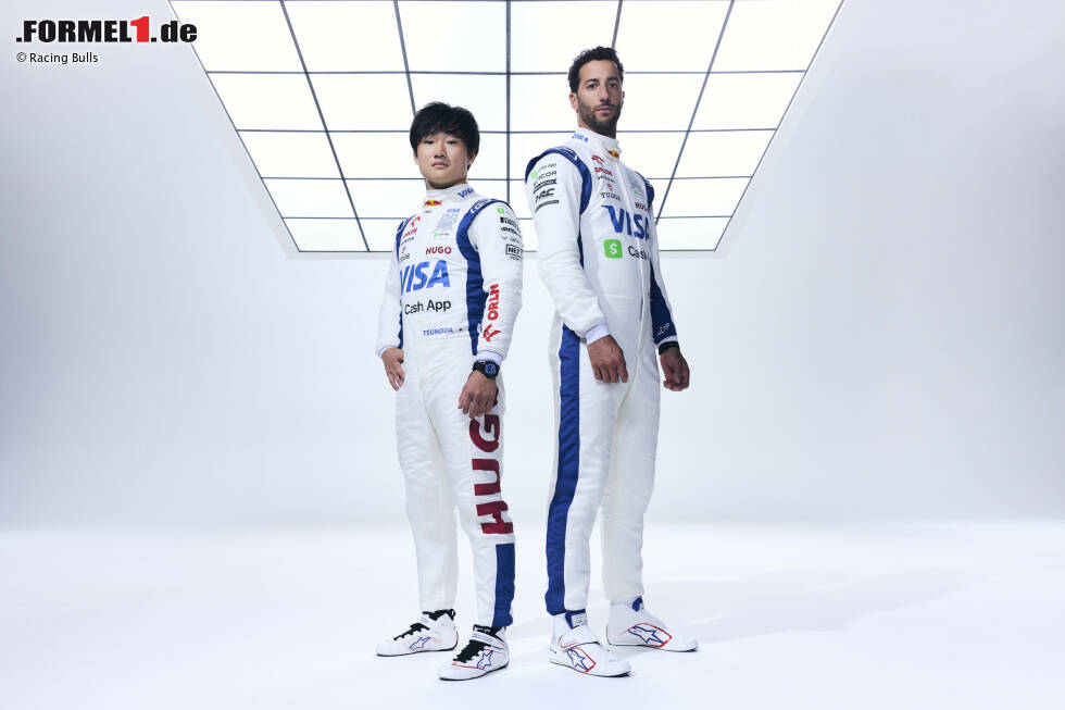 Foto zur News: ... haben auch die Fahrer einen frischen Look erhalten: Yuki Tsunoda und Daniel Ricciardo tragen 2024 weiße Rennanzüge mit blauen und dunkelroten Details. Auch hier ist das Plus an Partnern von Racing Bulls deutlich zu erkennen.