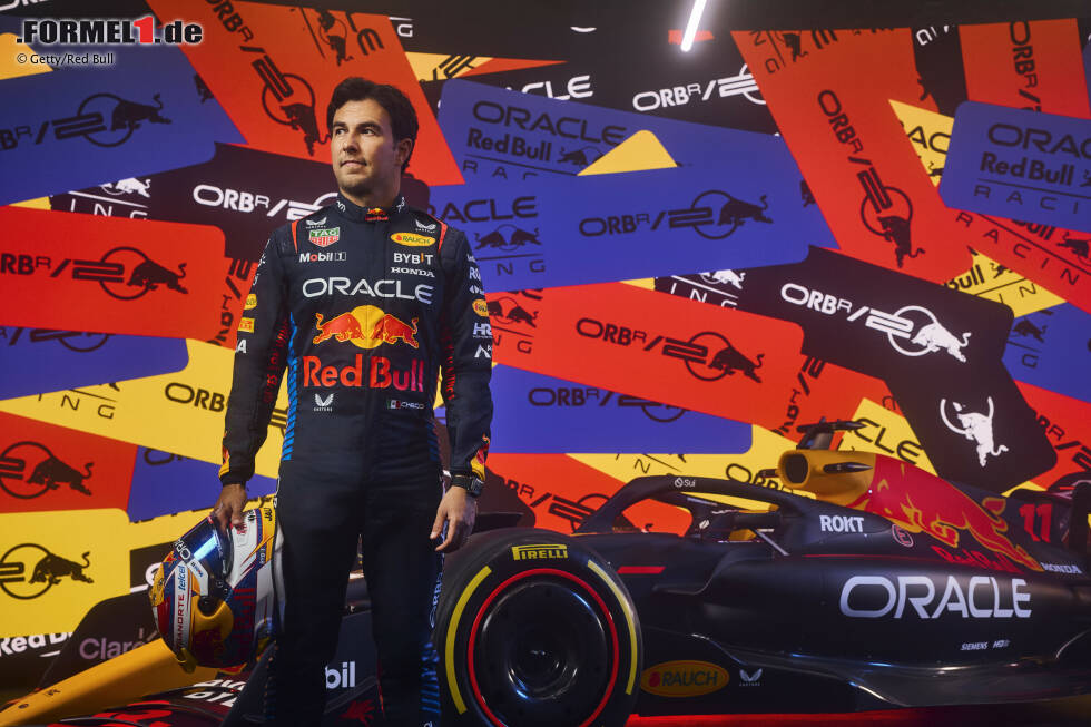 Foto zur News: ... Perez posieren. Die Rennanzüge der Red-Bull-Fahrer sind fast unverändert zur Vorsaison, einzig der 20-Jahre-Schriftzug an den Beinen ist wirklich neu im Vergleich zu 2023.