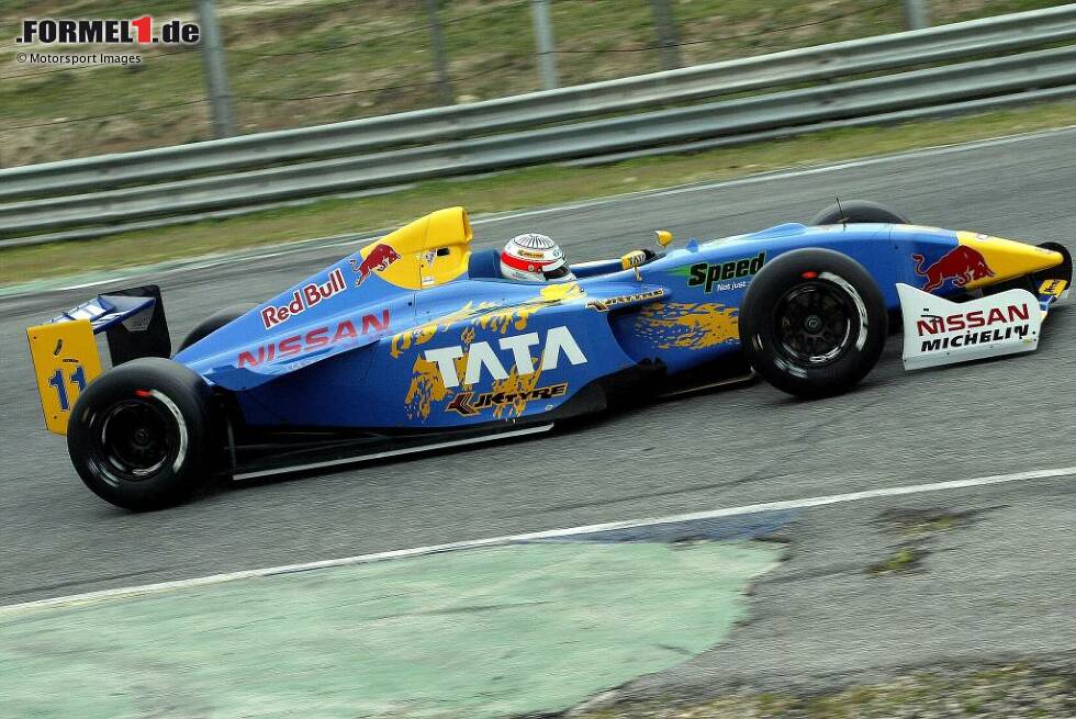 Foto zur News: 2004 hatten beide in der Renault-World-Series noch gemeinsame Sache gemacht, wo Karthikeyan die Saison als Sechster abschloss. In die Formel 1 kam der Inder dann ohne den Support der Österreicher. Und während für ihn nach einer Saison vorerst Schluss war, fährt Red Bull auch heute noch mit.