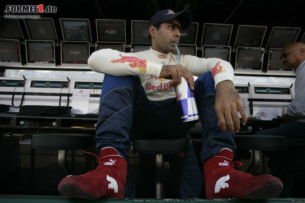 Foto zur News: Und auch sein Landsmann Karun Chandhok, der heute als F1-TV-Experte tätig ist, genoss für eine Saison die Bullenkraft: 2008 in der GP2-Serie. Auch er kam später (2010) ohne sie in die Formel 1, verlor sein Cockpit aber nach einer halben Saison bei Neueinsteiger HRT gleich wieder.