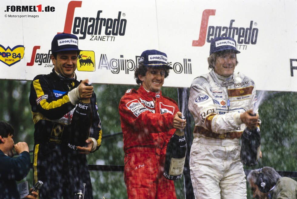 Foto zur News: ... die Umstände sind kurios: Eigentlich wird 1985 in Imola nämlich Alain Prost als Sieger geehrt, de Angelis nur als Zweiter abgewinkt. Doch weil Prost disqualifiziert wird, &quot;erbt&quot; de Angelis den Sieg. Zu einem dritten Erfolg kommt es nicht: De Angelis stirbt 1986 bei einem Testunfall.