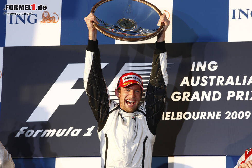 Foto zur News: ... der Übernahme durch Ross Brawn startet Button in der Formel 1 wieder durch: Er gewinnt im Brawn BGP 01 den Saisonauftakt 2009 in Australien, 41 Rennen nach seinem ersten Sieg. Damit legt Button den Grundstein für seinen Titelgewinn im gleichen Jahr.