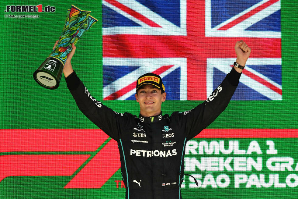 Foto zur News: #8: George Russell (Großbritannien) erlöst Mercedes nach einem Jahr ohne Sieg beim Brasilien-Grand-Prix 2022 und jubelt erstmals als Formel-1-Gewinner vom Podium. Der erhoffte Aufwärtstrend bleibt aus und ...