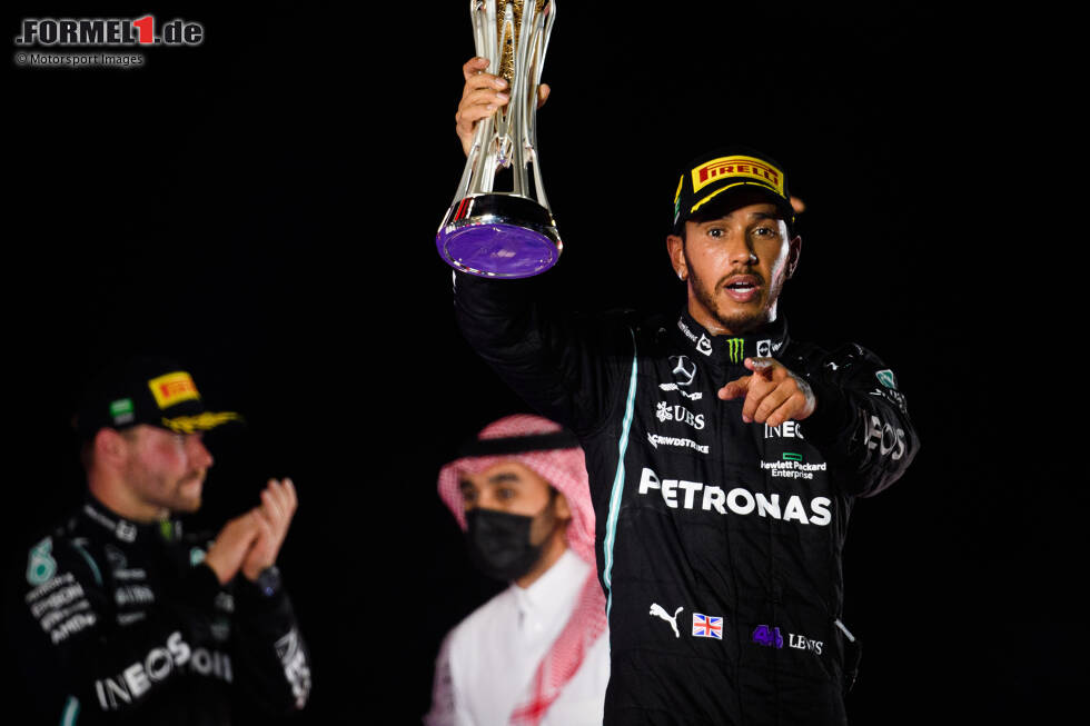 Foto zur News: #10 - Lewis Hamilton (Großbritannien): Nach seinem Sieg beim Grand Prix von Saudi-Arabien 2021 im WM-Titelkampf mit Max Verstappen fällt Mercedes in eine sportliche Krise, die Hamilton ...