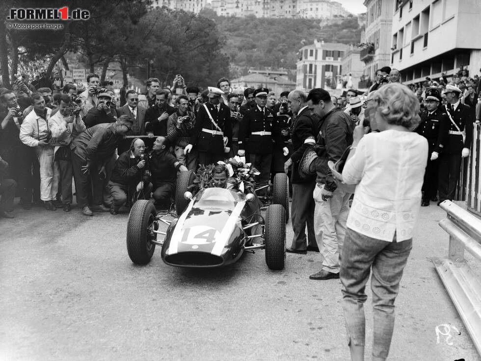 Foto zur News: #9 - Bruce McLaren (Neuseeland): Noch als Cooper-Fahrer triumphiert der spätere Teamgründer beim Monaco-Grand-Prix. Danach dauert es ...