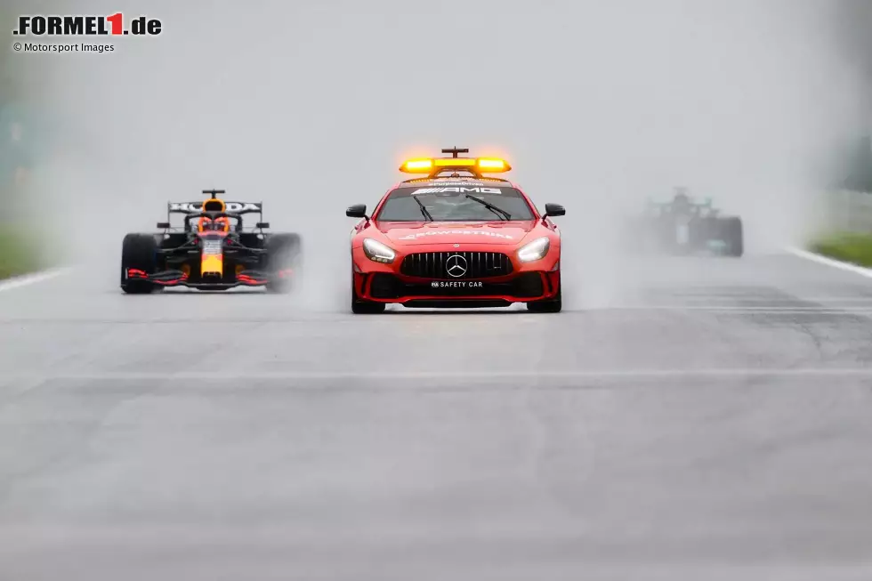 Foto zur News: Es ist der bislang kürzeste Grand Prix der Geschichte. Die Zuschauer in Belgien bekommen 2021 vor allem viel Warterei und nur ein paar wenige Runden hinter dem Safety-Car präsentiert, dann ist endgültig Schluss. Auch ohne Rennrunde wird Max Verstappen zum Sieger erklärt.