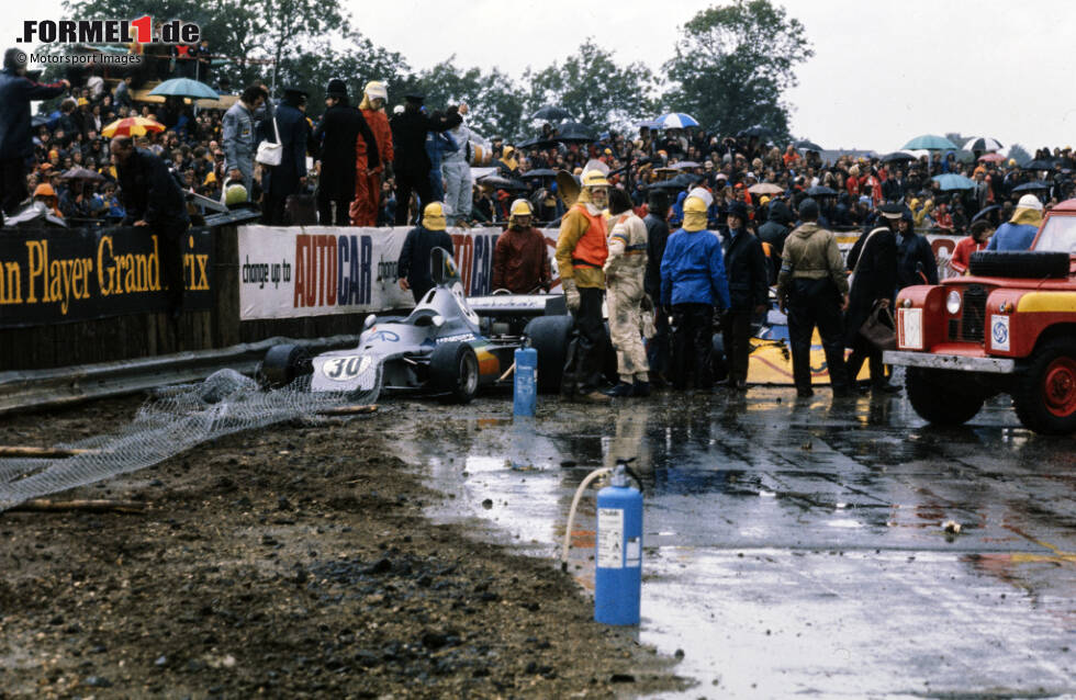 Foto zur News: Ein heftiger Regenschauer geht 1975 in Silverstone über die Strecke und lässt zahlreiche Piloten mit Aquaplaning ausscheiden. Von den Top 5 bleibt nur Emerson Fittipaldi auf der Strecke und gewinnt. Die Rennleitung bricht ab und wertet die verhängnisvolle Runde nicht mit, sodass die abgeflogenen Piloten ihre Plätze behalten dürfen.