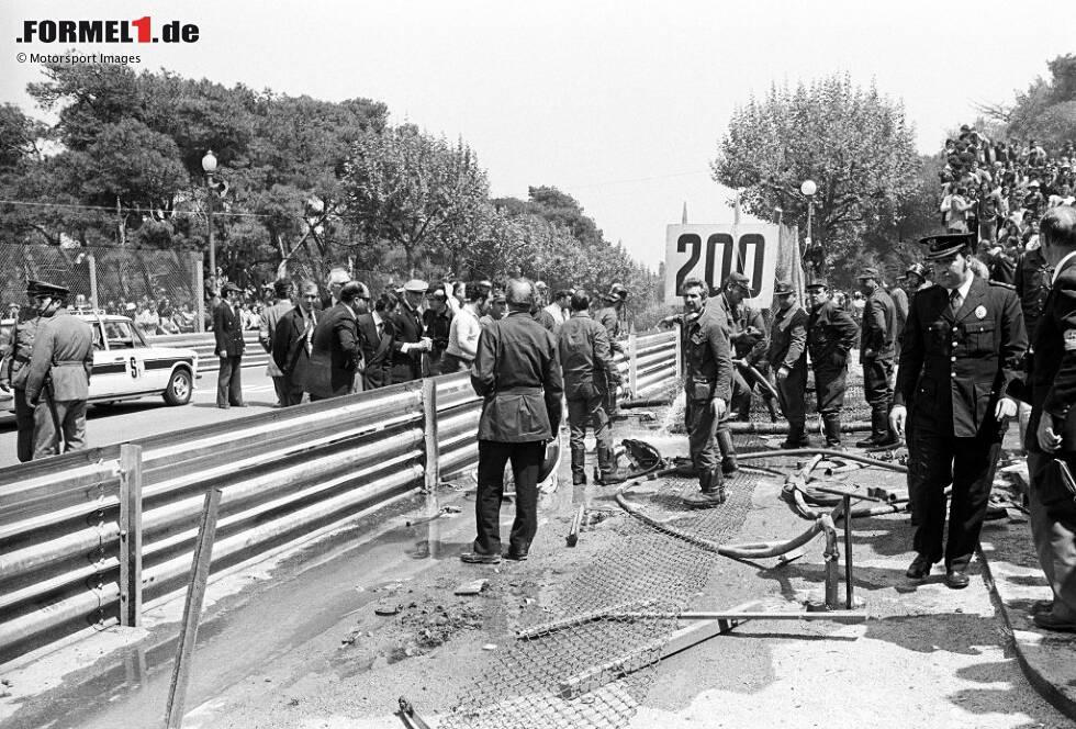 Foto zur News: Trauriger ist der Anlass beim Spanien-GP 1975 in Montjuic. Weil der Heckflügel am Auto von Rolf Stommelen bricht, fliegt der Deutsche über eine Leitplanke und reißt fünf Zuschauer in den Tod. Er selbst bricht sich dabei &quot;nur&quot; das Bein. Zum ersten Mal in der Geschichte gibt es halbe Punkte, darunter an Lella Lombardi - erstmals eine Frau.