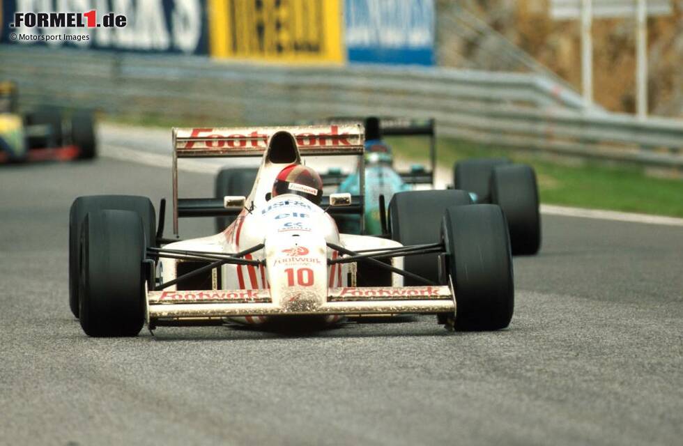 Foto zur News: Das Rennen im portugiesischen Estoril 1990 endet zehn Runden früher als geplant. Grund ist ein Unfall zwischen Arrows-Pilot Alex Caffi und Aguri Suzuki (Lola), bei dem sich die Bergung Caffis, der sich eine Fußverletzung zuzieht, als schwierig erweist.