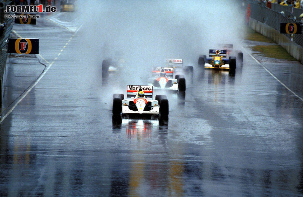 Foto zur News: Der Große Preis von Australien in Adelaide 1991 geht damals als das kürzeste Formel-1-Rennen aller Zeiten in die Geschichte ein. Nur 24 Minuten (oder 14 Runden) dauert das Spektakel, bevor das Rennen aufgrund der regnerischen Bedingungen abgebrochen wird. Halbe Punkte werden an Sieger Ayrton Senna &amp;. Co verteilt.