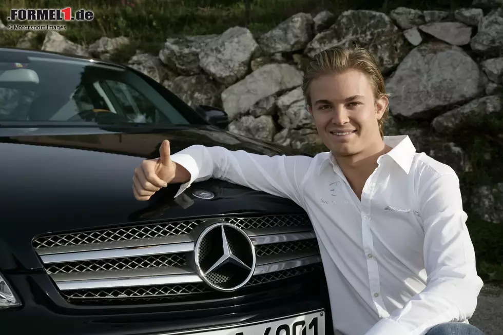 Foto zur News: ... das Team am 23. November 2009 Nico Rosberg als seinen ersten Formel-1-Fahrer für 2010 bestätigt hat. Ein Deutscher im deutschen Auto. Von einem zweiten ist (offiziell) noch nicht die Rede. Wenige Tage später aber ...