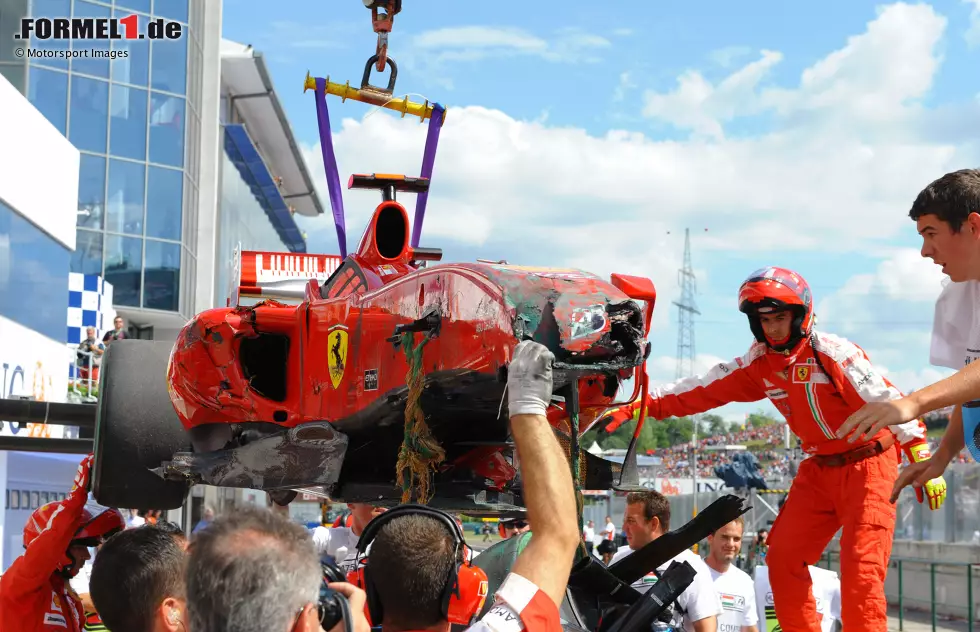 Foto zur News: Ungarn, am 25. Juli 2009: Ferrari-Fahrer Felipe Massa verunfallt schwer und fällt nach einer Kopfverletzung für geraume Zeit aus. Ferrari braucht einen Ersatz - und fasst einen kühnen Plan: Kein Geringerer als ...