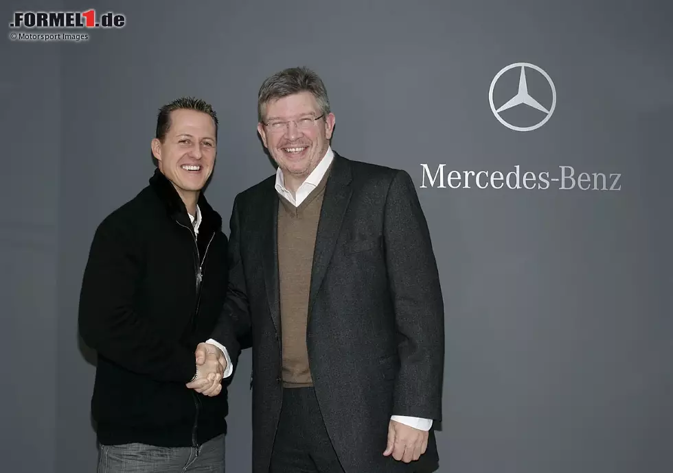 Foto zur News: ... ist es soweit am 23. Dezember 2009: Mercedes macht den Formel-1-Fans ein vorgezogenes Weihnachtsgeschenk und präsentiert Michael Schumacher als zweiten Fahrer für 2010 im neuen Mercedes-Werksteam. Dafür steht symbolisch der Handschlag mit Teamchef Ross Brawn.