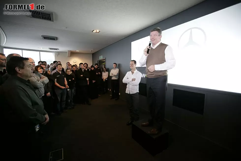 Foto zur News: Schumacher selbst sagt anlässlich seiner Vorstellung bei Mercedes: &quot;Ross und Mercedes - diese Kombination, die nicht abzusehen war, reizt mich. Da konnte ich nicht ablehnen.&quot;