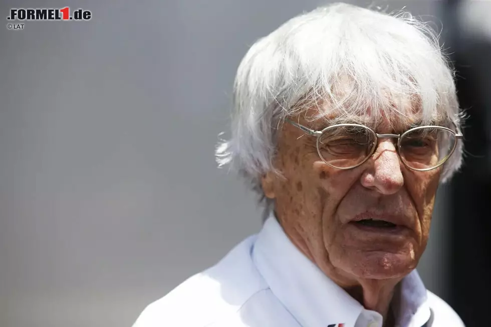 Foto zur News: 2014: Formel-1-Geschäftsführer Bernie Ecclestone muss vor Gericht im Bestechungsprozess aussagen. Er soll einen Banker geschmiert haben, damit dieser gute Konditionen aushandelt. Am Ende kauft sich Ecclestone mit 100 Millionen US-Dollar frei und die Verhandlung wird eingestellt.