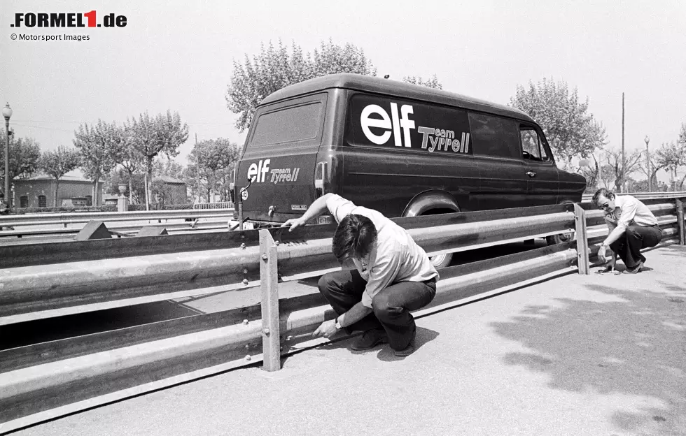 Foto zur News: 1975: Kurz vor dem Stadtrennen in Montjuich in Barcelona kommt es zum Eklat, weil die Leitplanken nicht richtig befestigt sind. Unter anderem Tyrrell-Teamchef Ken Tyrrell hilft beim Nachziehen. Weltmeister Emerson Fittipaldi und andere Fahrer aber streiken trotzdem und nehmen nicht am Rennen teil. Die Strecke fliegt dann aus dem Kalender.