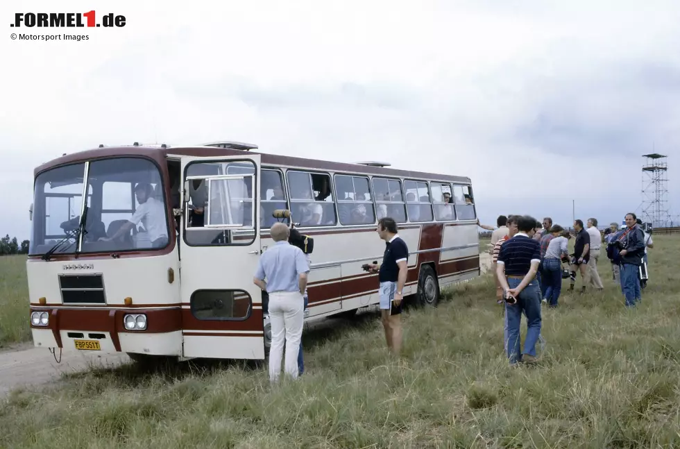 Foto zur News: 1982: Im Streit um neuen Superlizenz-Bedingungen des Weltverbands treten die Formel-1-Fahrer beim Südafrika-Grand-Prix in einen Streik und verlassen im Bus geschlossen die Strecke. Die Sache löst sich später auf: Die Fahrer erhalten Geldstrafen, die geplanten Änderungen kommen nicht.